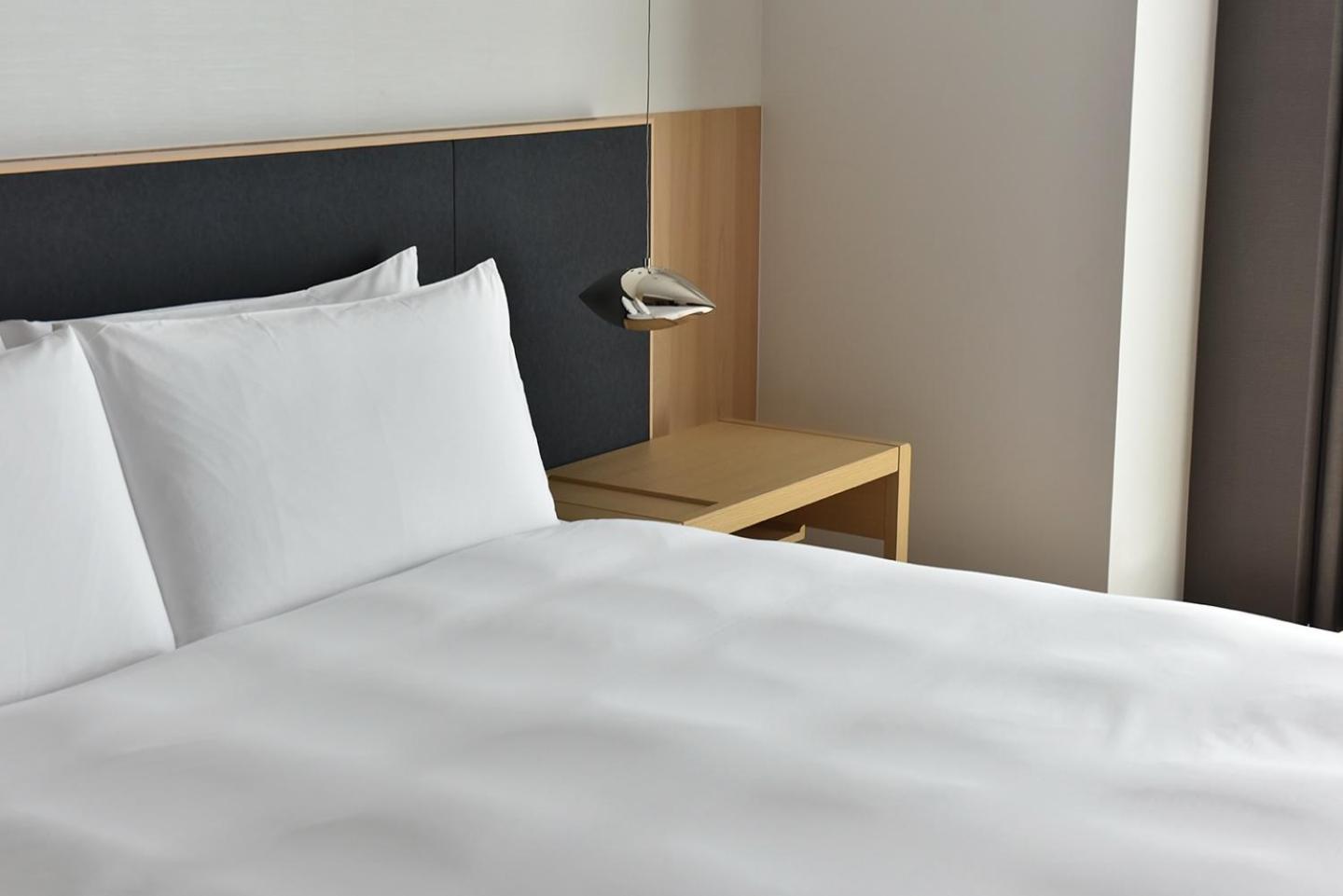 Silks Club Kaohsiung Exterior foto A bed with a nightstand