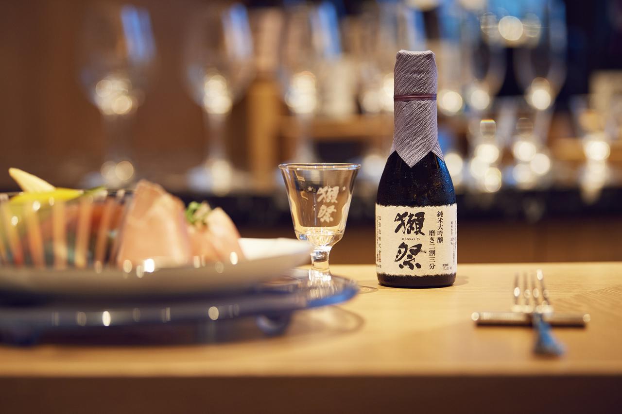 Silks Club Kaohsiung Exterior foto A bottle of awamori